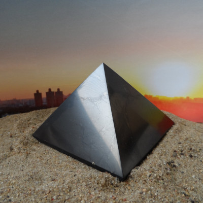 Shungite pyramid (8 cm, polished)