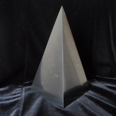High polished shungite pyramid (6 cm)