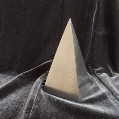 High polished shungite pyramid (8 cm)