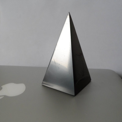 High polished shungite pyramid (5 cm)