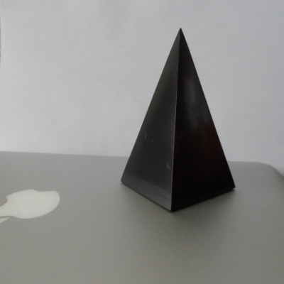 High polished shungite pyramid (5 cm)